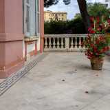 I gradini ci portano a una loggia balaustrata con vasi di ortensie...